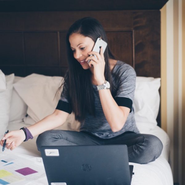 working-from-hotel-room_t20_nexPPO working-from-hotel-room_t20_nexPPO